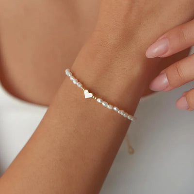 Armbånd med hjerte og shellperler i 18kt.forgyldt ædelstål