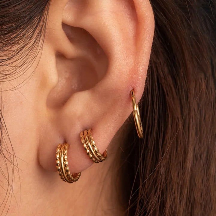 Huggie hoop (8 og 10mm) - 18 karat forgyldt ædelstål