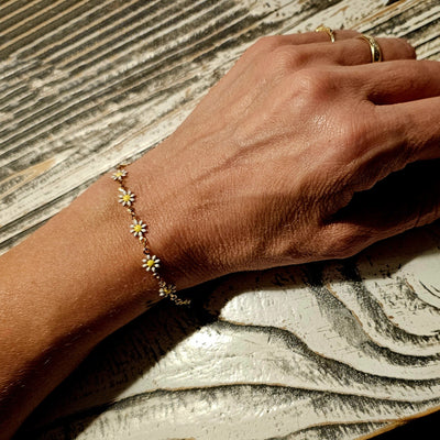 Armbånd med små margueritter i 18 karat forgyldt   titanium
