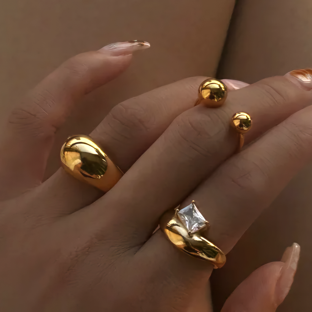 Ring med skæv zirkon i 18 karat forgyldt