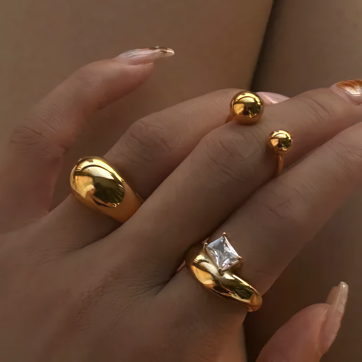 Ring med skæv zirkon i 18 karat forgyldt