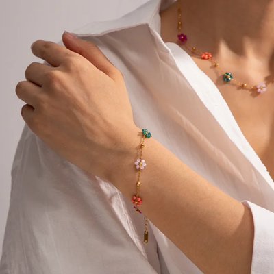 Armbånd med farvede blomster i 18 karat forgyldt titanium