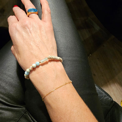 Armbånd med 6mm. farvede naturperler