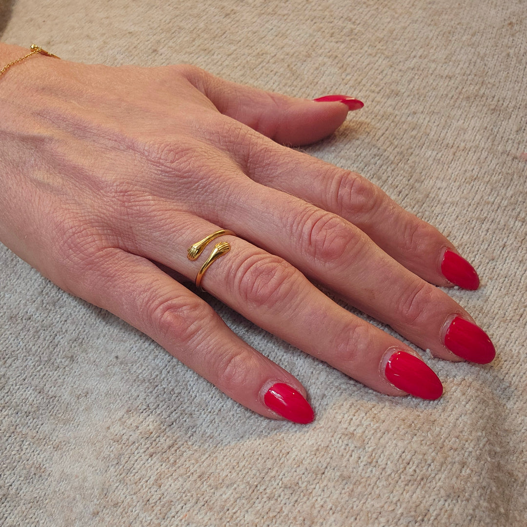 Ring der omfavner i 18 karat forgyldt titanium