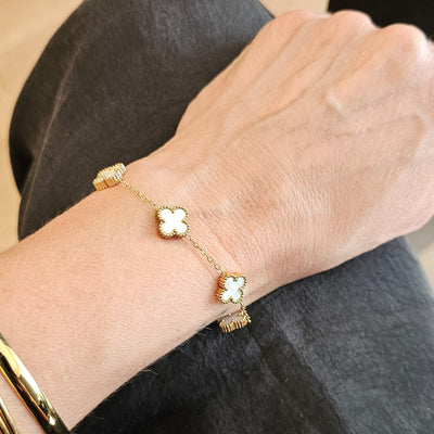Firkløver armbånd hvid i 18 karat forgyldt ædelstål. Fåes med 2 størrelser firkløver.