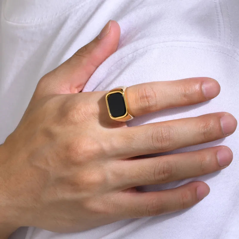 Ring med sort agat i  18 karat forgyldt ædelstål
