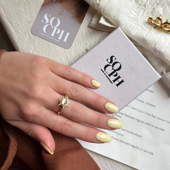 Roterende fidget antistress sol ring med hvid opal - 14 karat forgyldt kobber