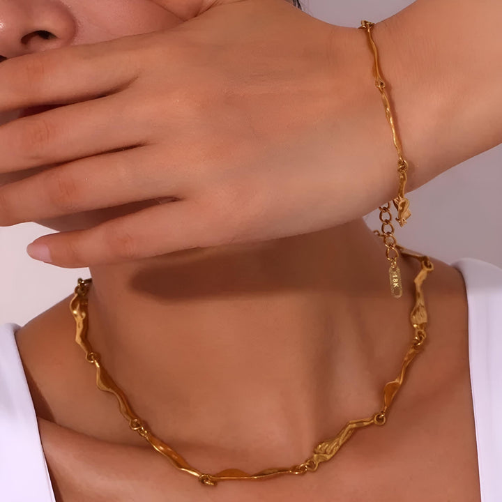 Smykkesæt halskæde og armbånd i 18 karat forgyldt  titanium
