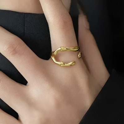 Åben letvægt ring i 18 karat forgyldt titanium