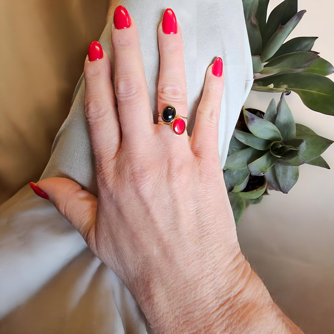 Ring med sort sten i 18 karat forgyldt titanium