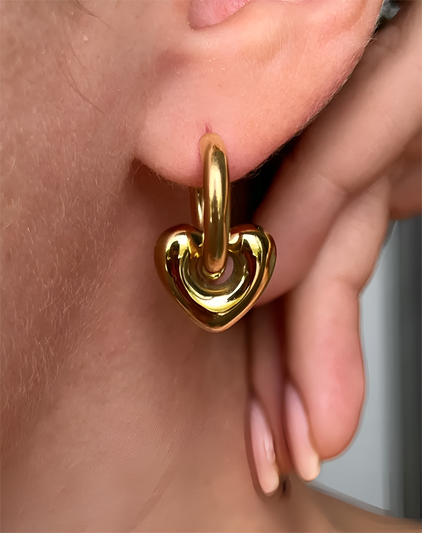 Chunky hoops med hjertevedhæng i 18 karat forgyldt ædelstål