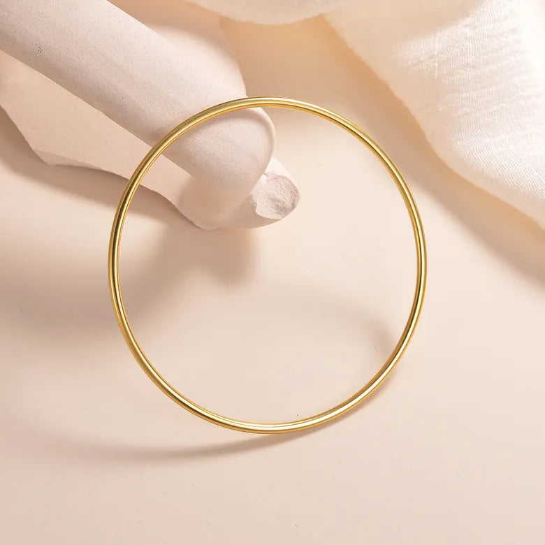 Tynd bangle armring i 18 karat forgyldt titanium