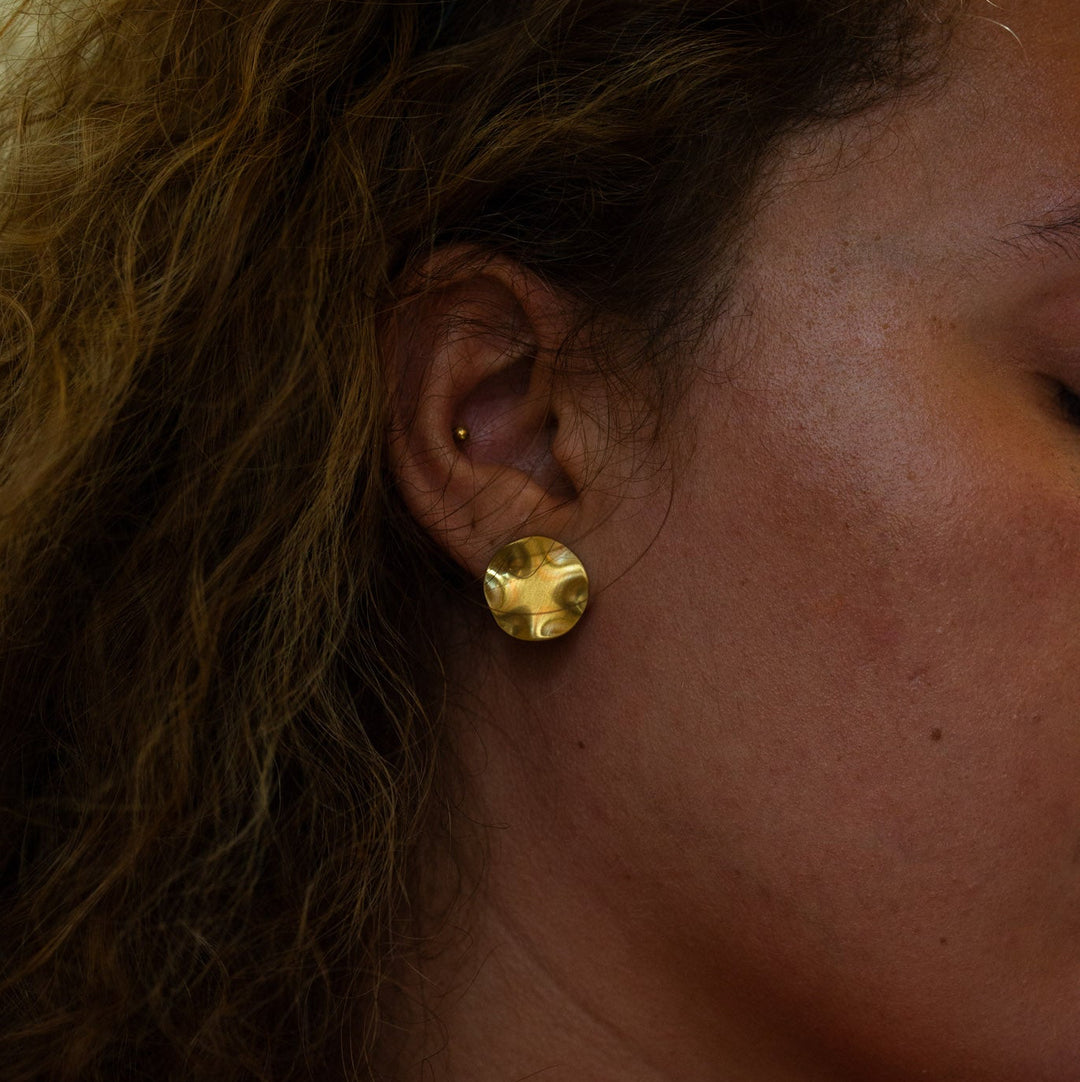 Aura gold studs - 18 karat forgyldt ædelstål