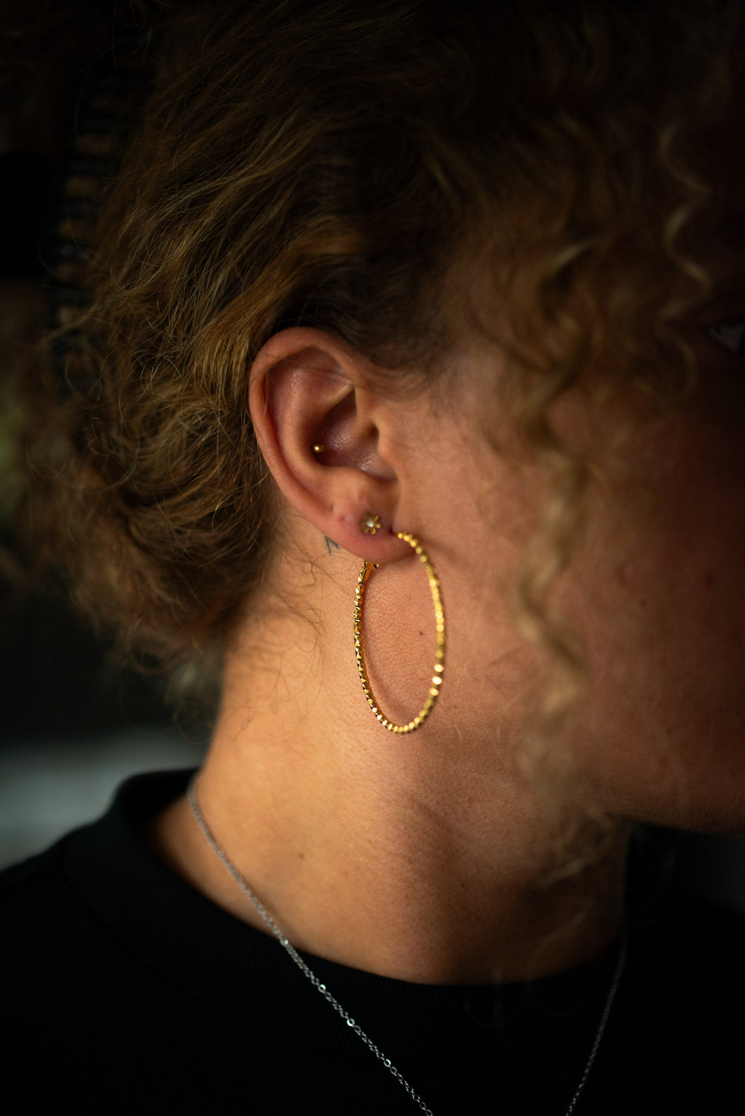 Tekstur hoops 5cm - 18 karat forgyldt ædelstål