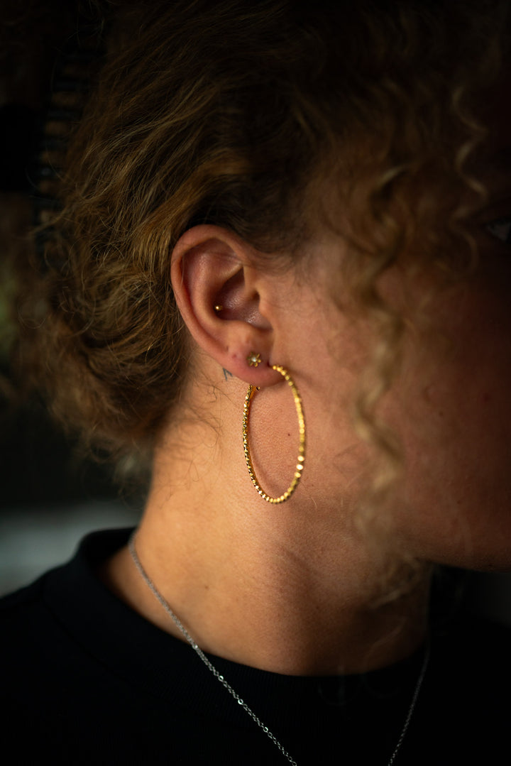 Tekstur hoops 5cm - 18 karat forgyldt ædelstål
