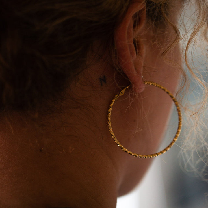 Tekstur hoops 5cm - 18 karat forgyldt ædelstål