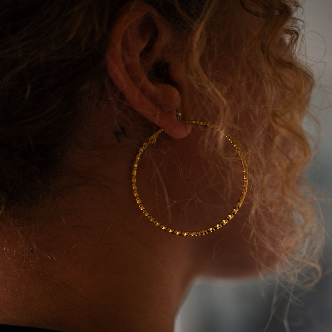 Tekstur hoops 5cm - 18 karat forgyldt ædelstål