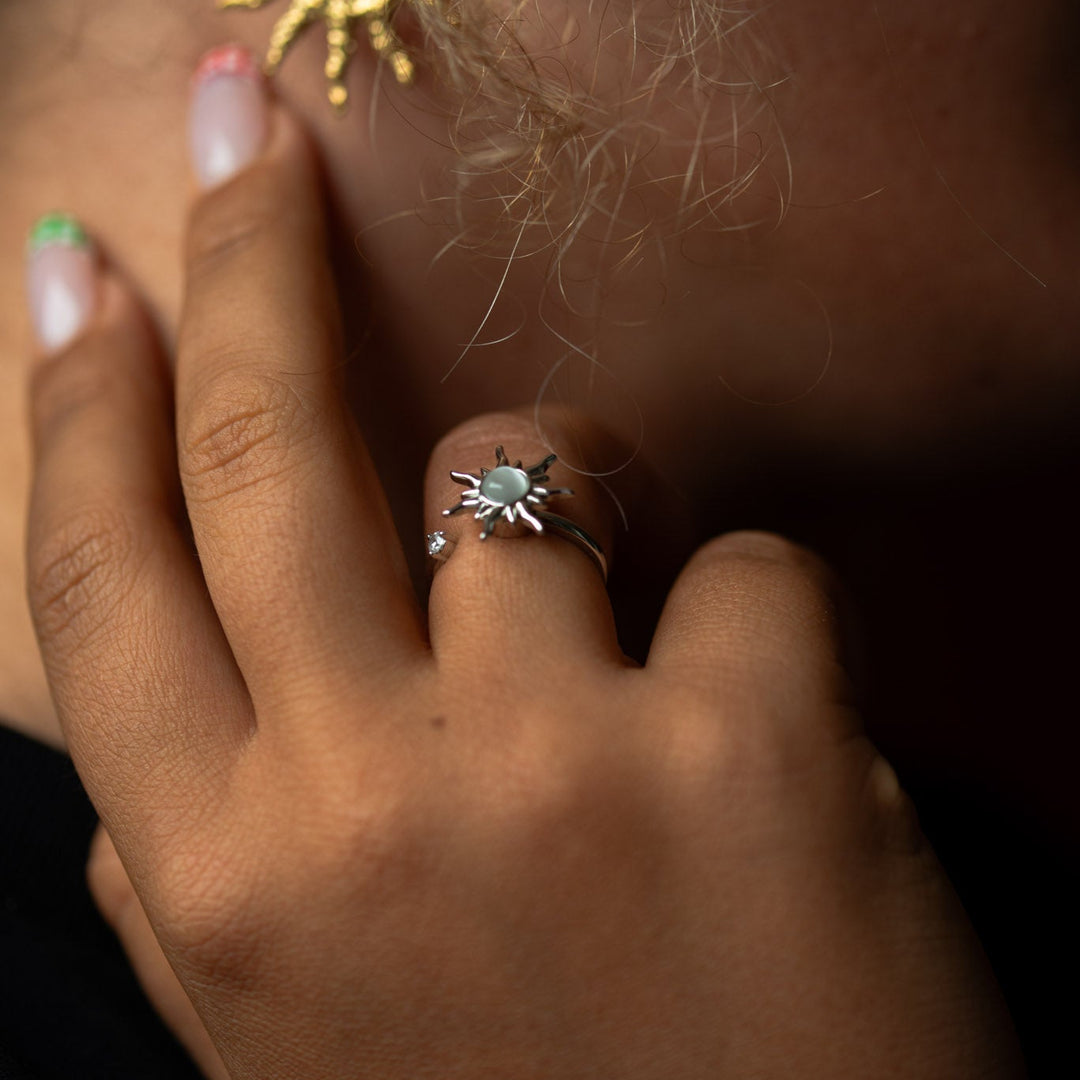 Roterende fidget antistress sol ring hvid opal - forsølvet kobber