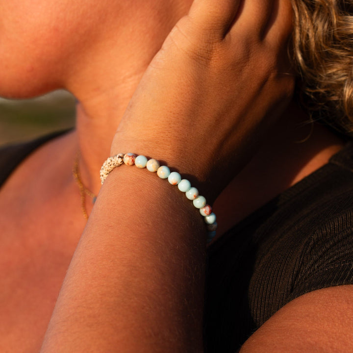 Armbånd med 6mm farvet naturperler