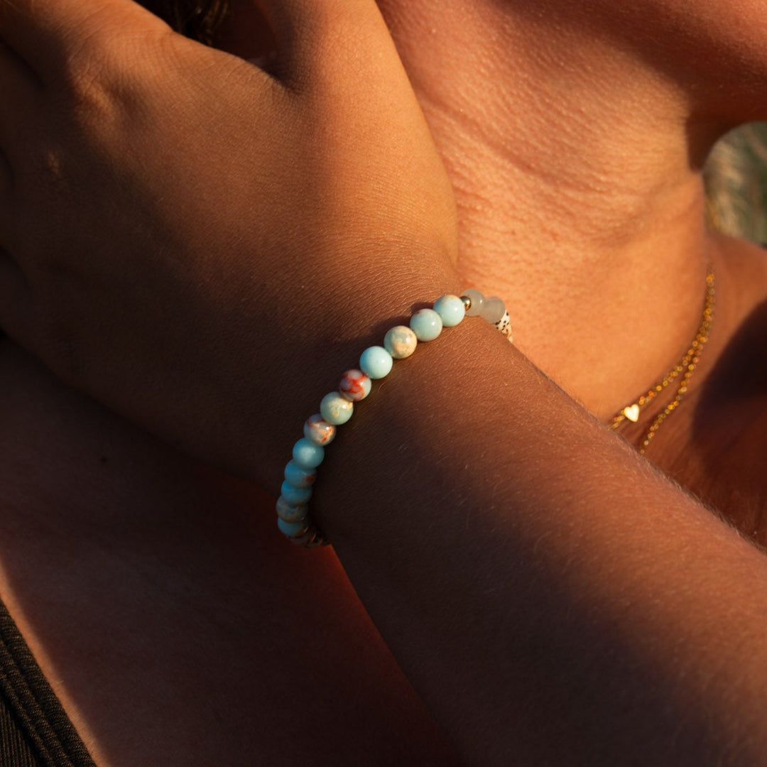 Armbånd med 6mm farvet naturperler