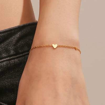 Armbånd med små hjerter i 18 karat forgyldt ædelstål