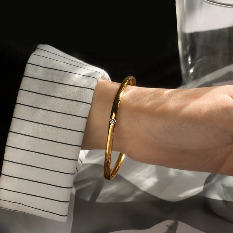 Firkantet armring med enkel zirkon i 18 karat forgyldt titanium