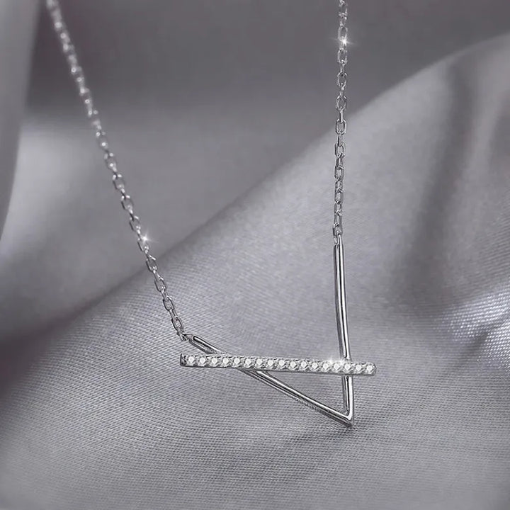 V halskæde med cz zirkon bar i titanium
