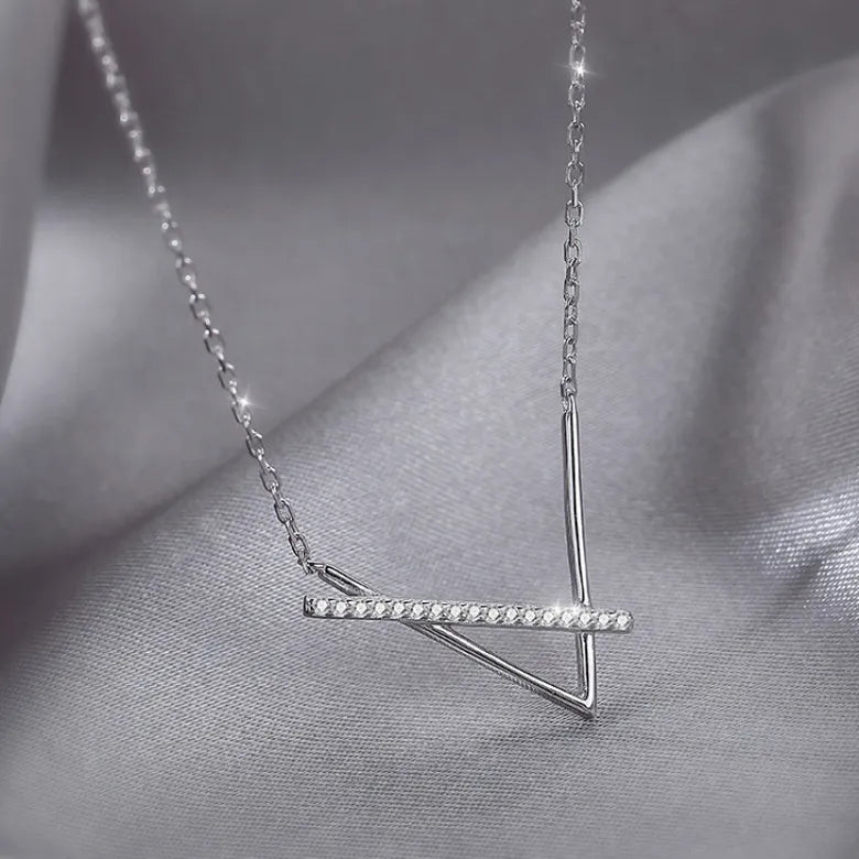 V halskæde med cz zirkon bar i titanium