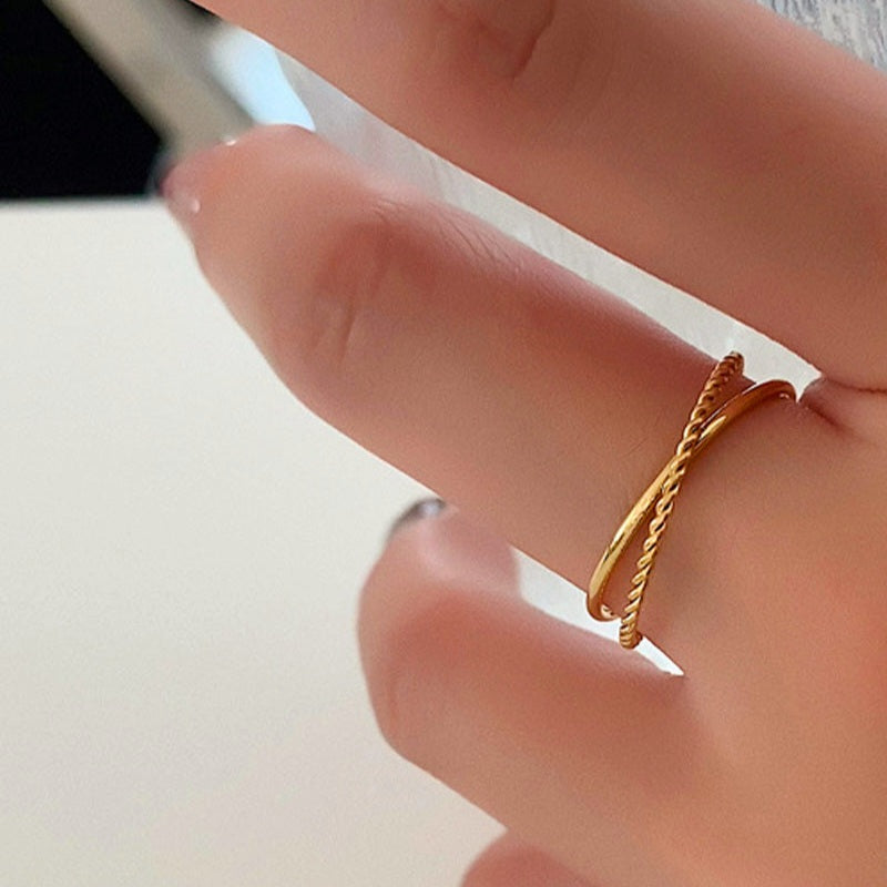 Dobbelt ring med snoninger i 18 karat forgyldt titanium