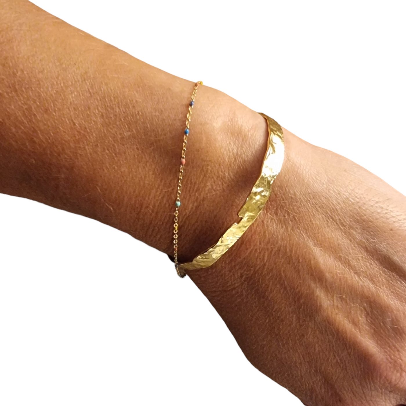 Åben smal bangle armsmykke i hamret 18 karat forgyldt messing