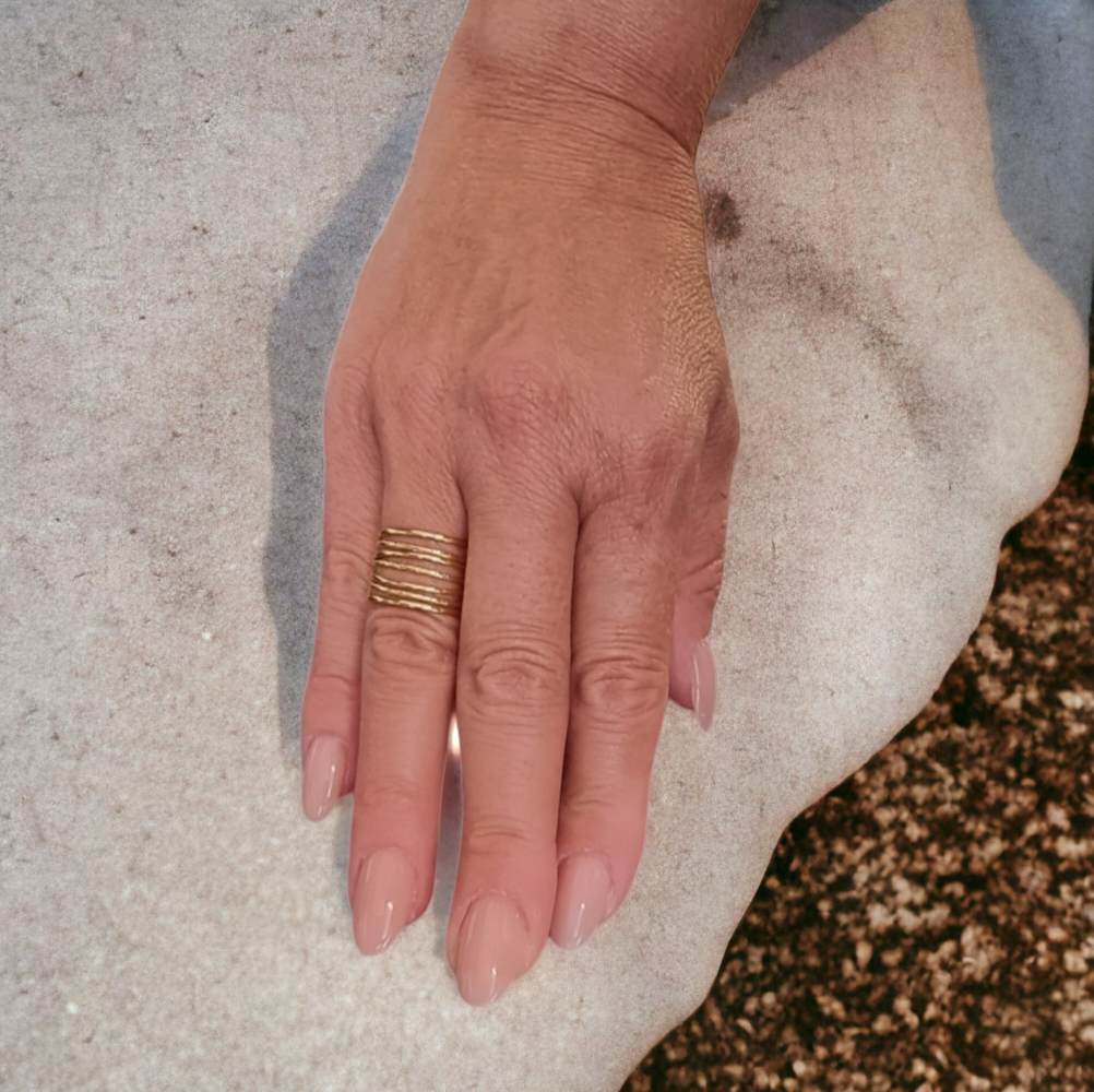 Ring i lag med struktur i 18 karat forgyldt titanium