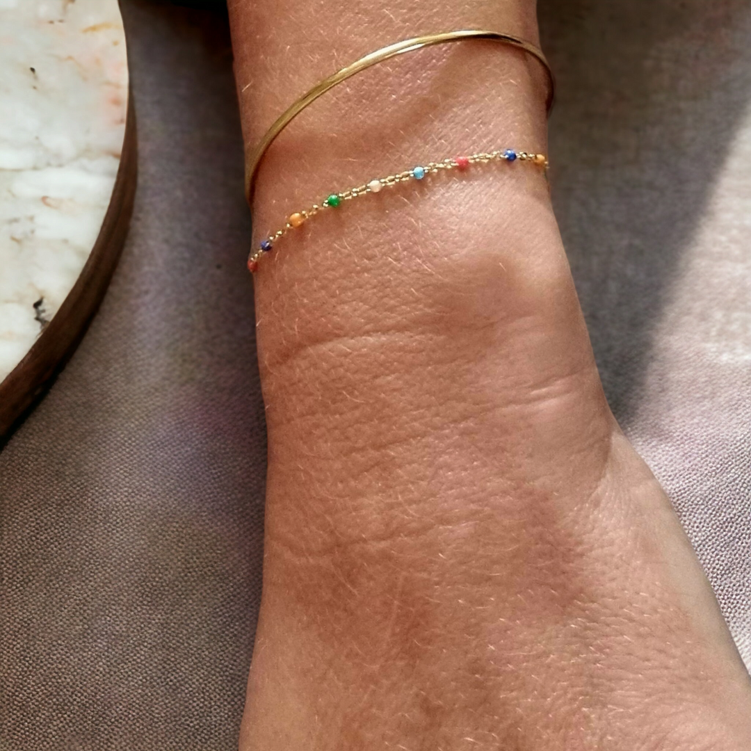 Armbånd med farvet emalje dots i 18 karat forgyldt rustfrit ædelstål