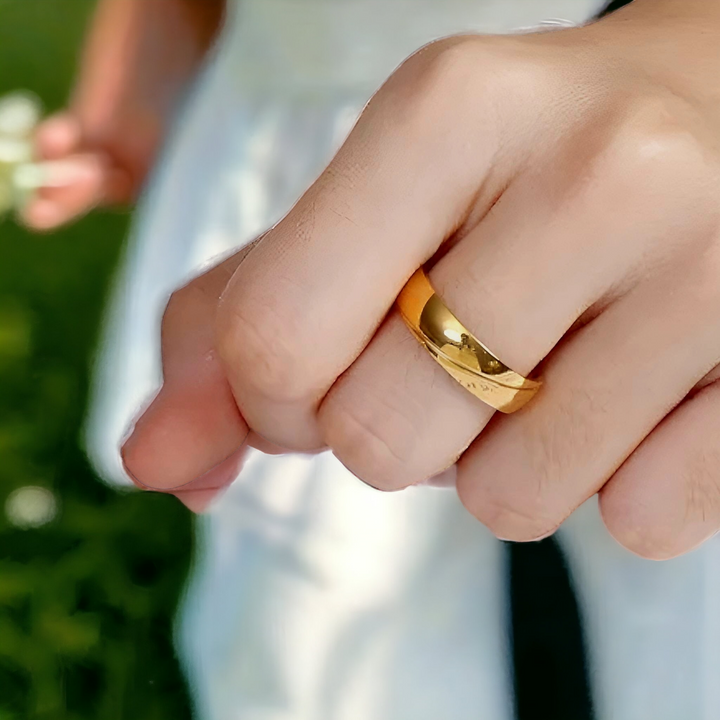 Band ring med rille - 18 karat forgyldt ædelstål