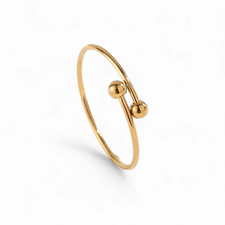 Enkel ring med små kugler i 18 karat forgyldt titanium