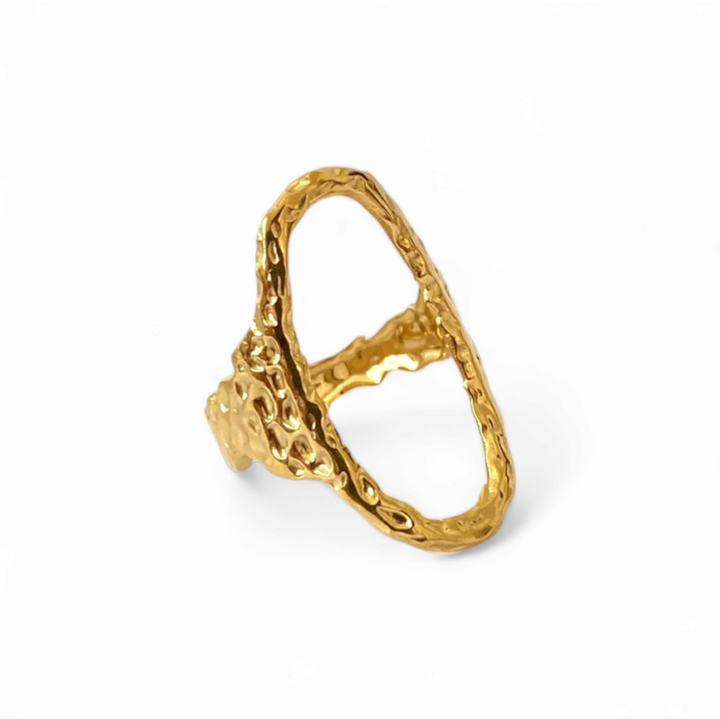 Ring åben og oval med hamret overflade i 18 karat forgyldt titanium