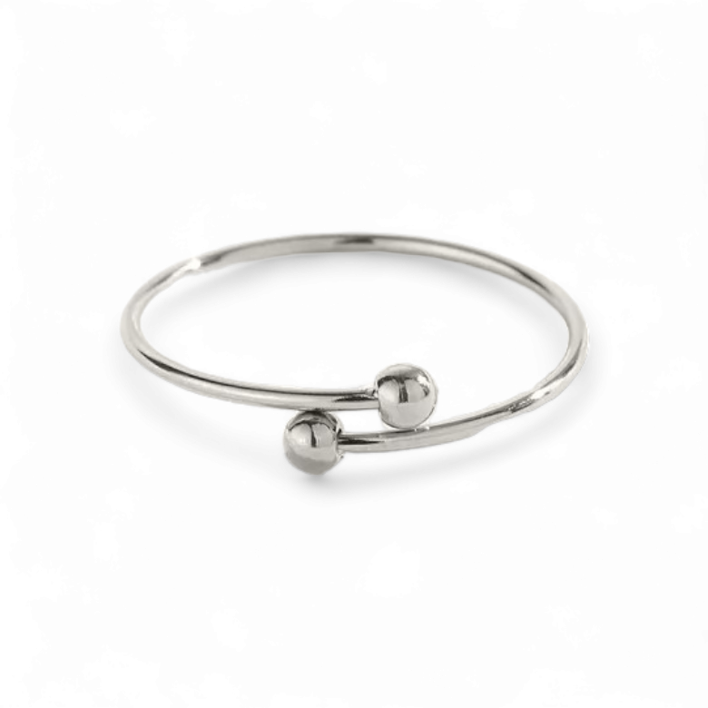 Enkel ring med små kugler i titanium