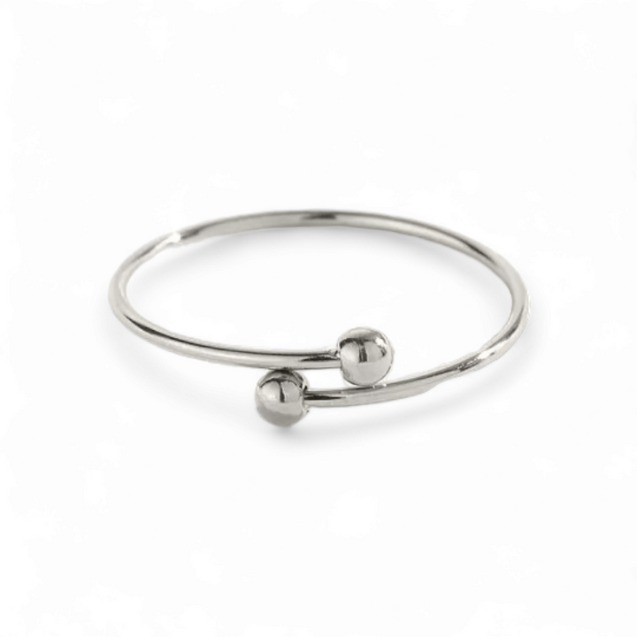 Enkel ring med små kugler i titanium