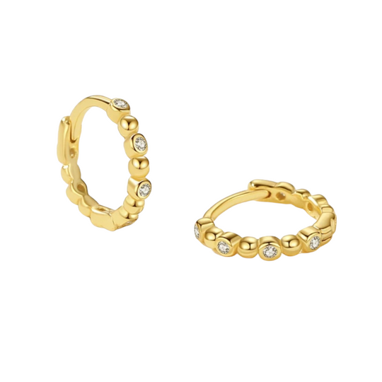 Huggie hoops med små hvide zirkoner i 18 karat forgyldt sterlingsølv