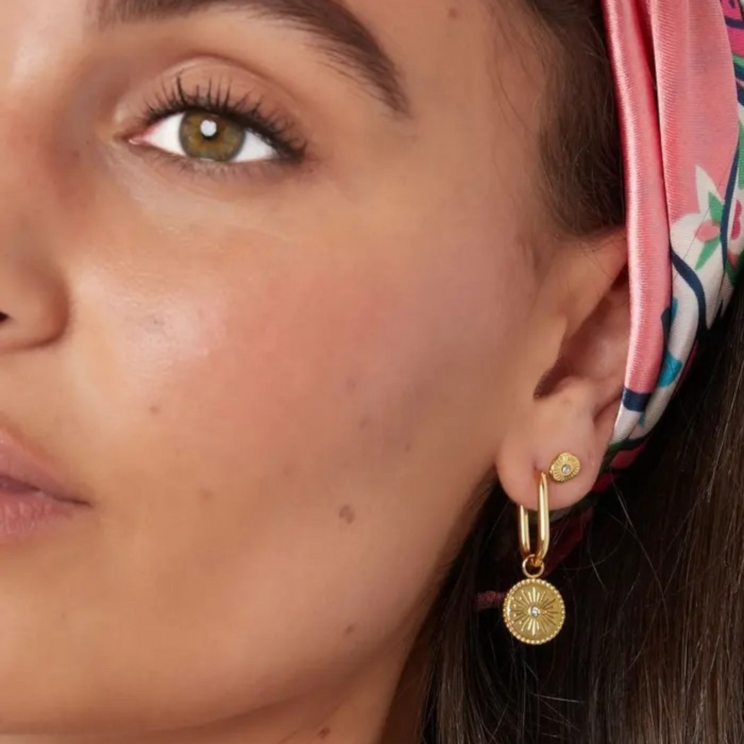 U hoops med evil eye vedhæng i 18 karat forgyldt ædelstål