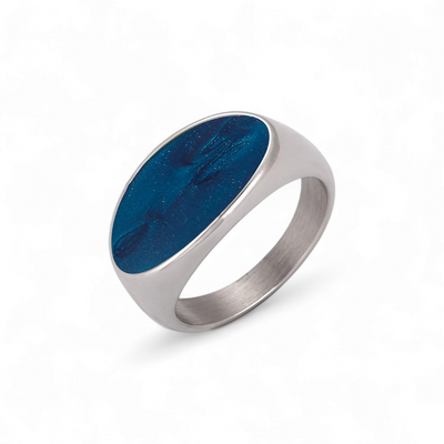Oval ring med blå flade i titanium