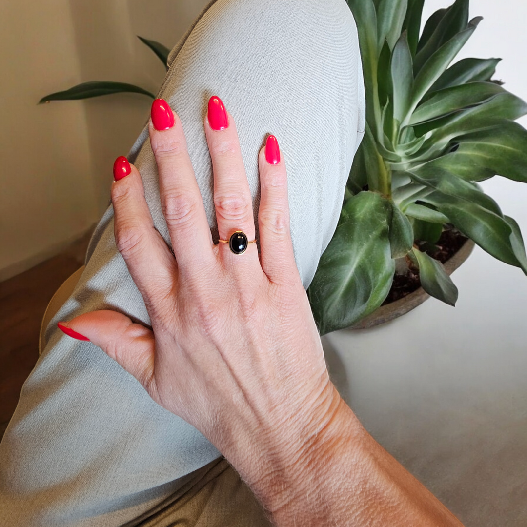 Ring med sort sten i 18 karat forgyldt titanium