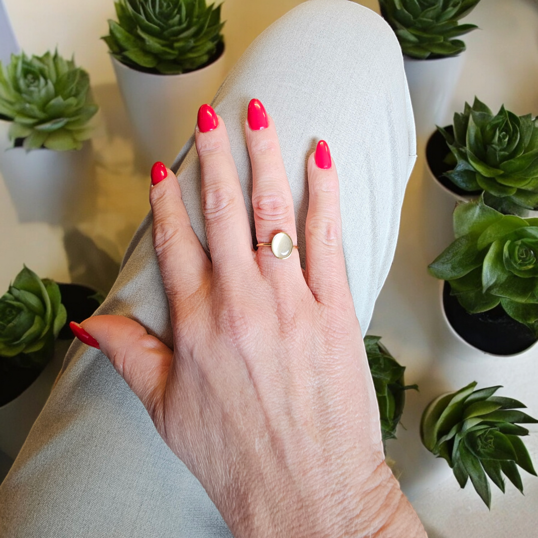 Ring med rosakvarts sten i 18 karat forgyldt titanium