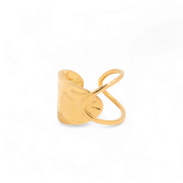 Kryds ring med hamret overflade i 18 karat forgyldt titanium