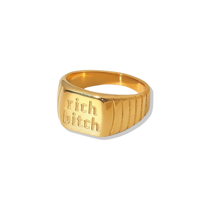 Ring med tekst "rich bitch" i 18 karat forgyldt ædelstål