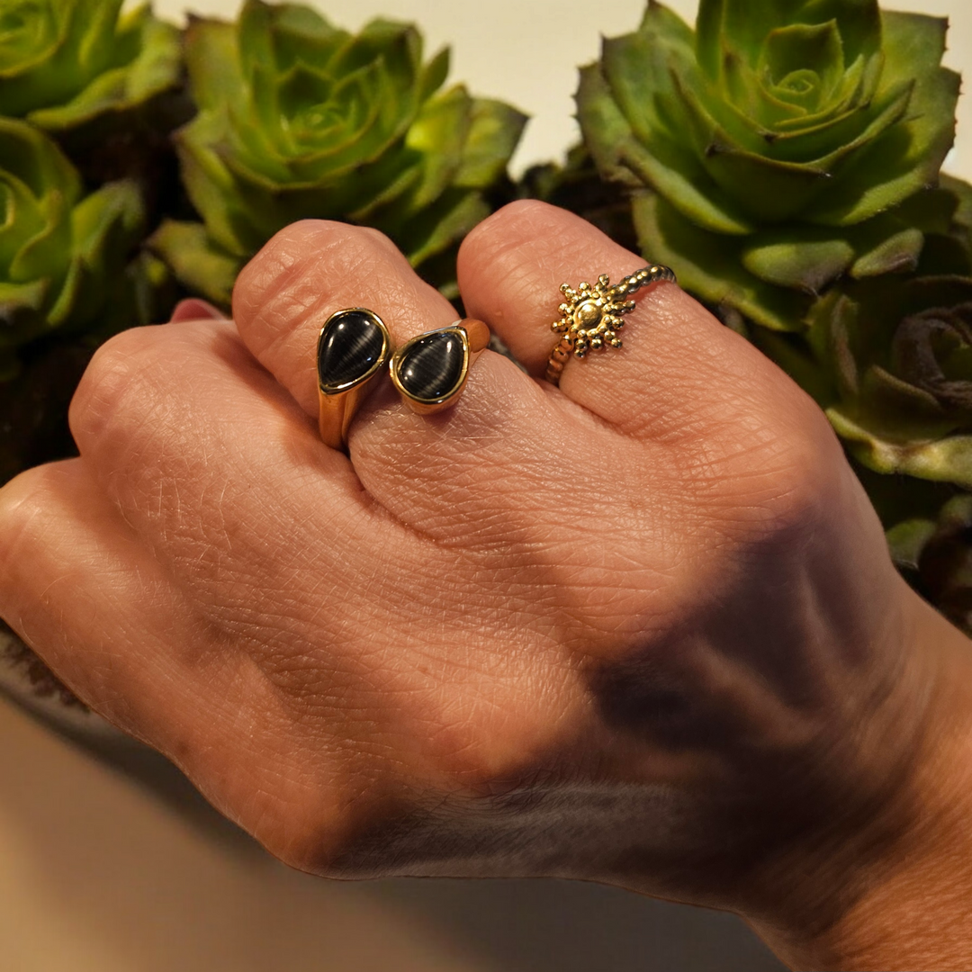 Dobbelt dråbe ring med sort opal i 18 karat forgyldt titanium