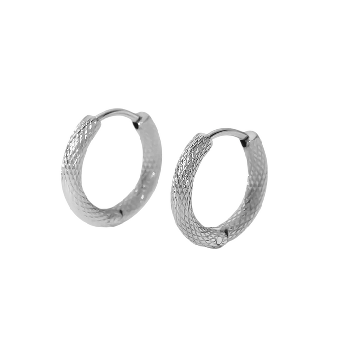 Små hoops i mønstret titanium