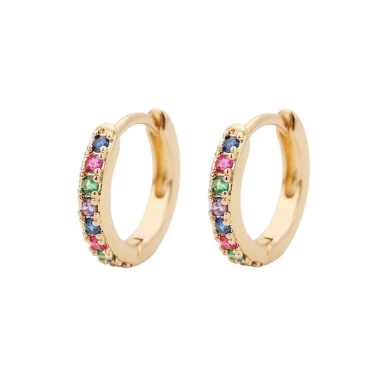 Hoops med multifarvede zirkoner i 14 karat forgyldt kobber i 7mm og 9mm.