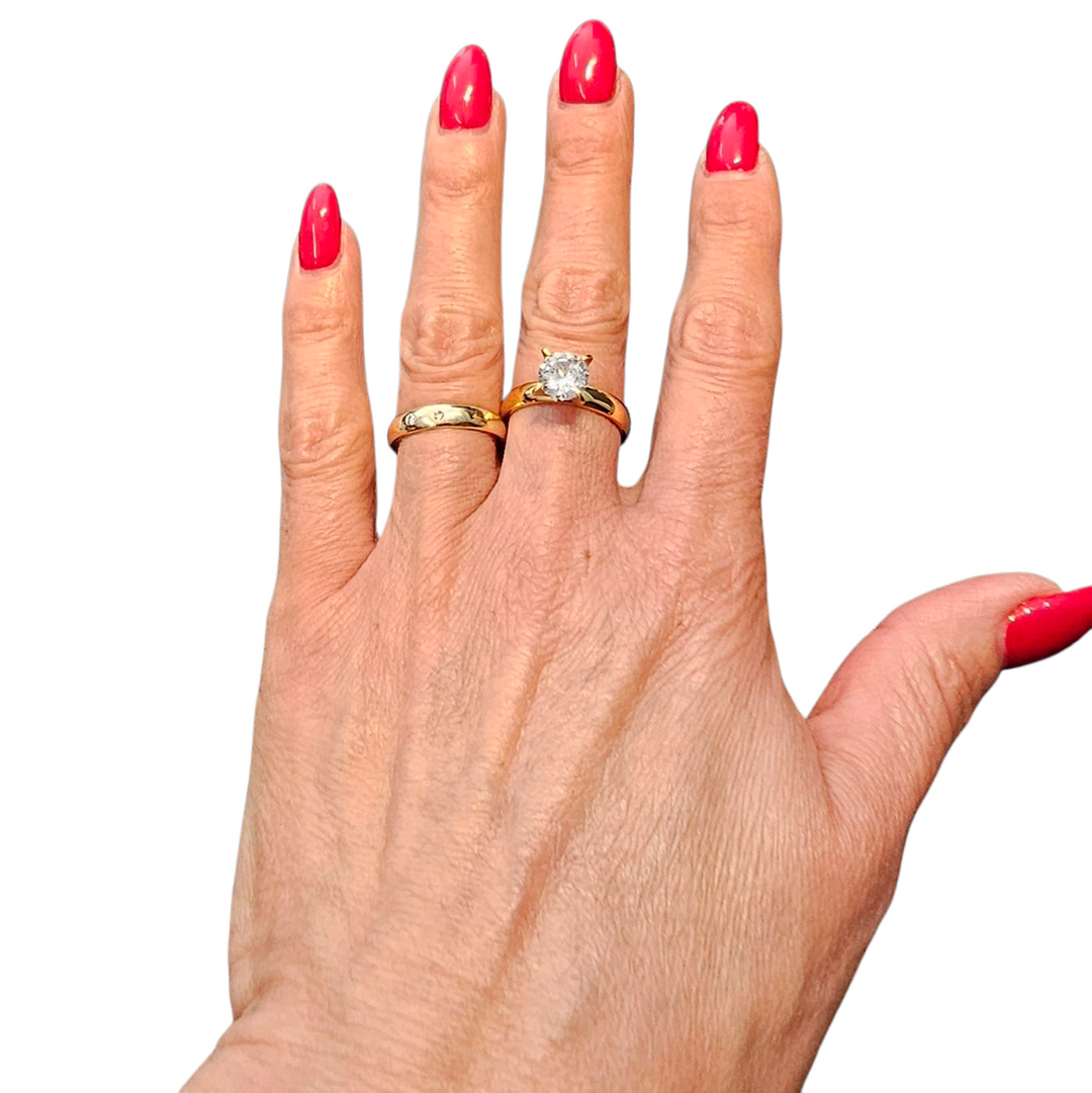 Ring solitaire med zirkonsten i 18kt forgyldt titanium