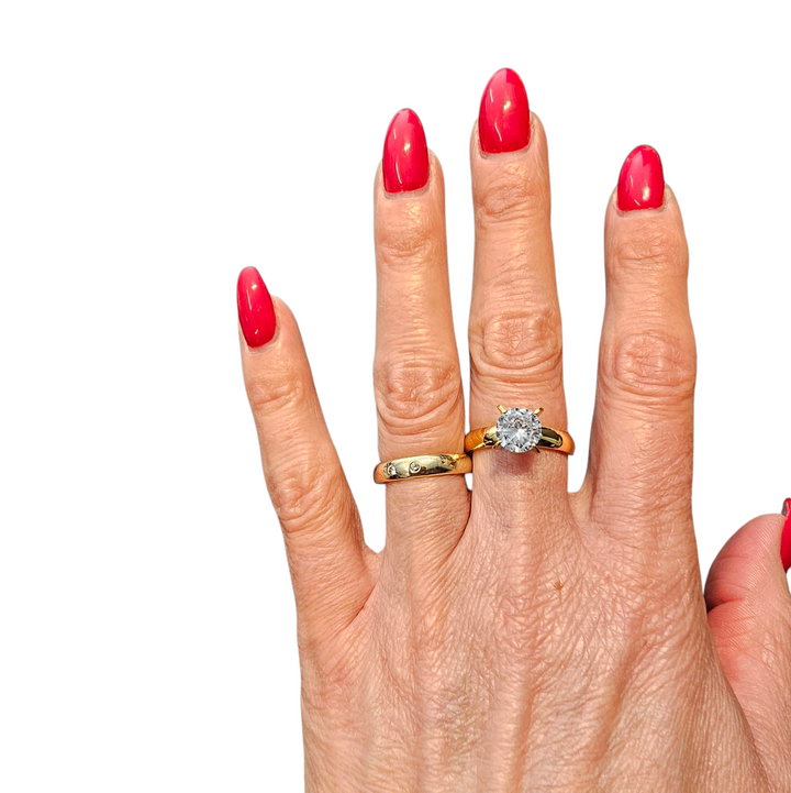 Ring solitaire med zirkonsten i 18kt forgyldt titanium