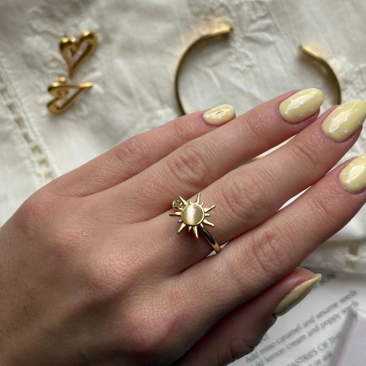 Roterende fidget antistress sol ring med hvid opal - 14 karat forgyldt kobber